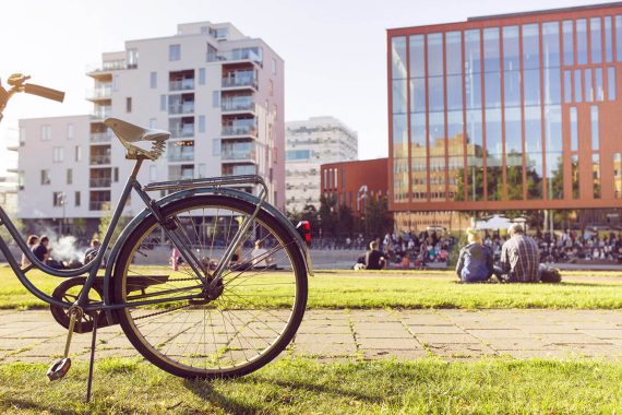 Cykel i en park med människor